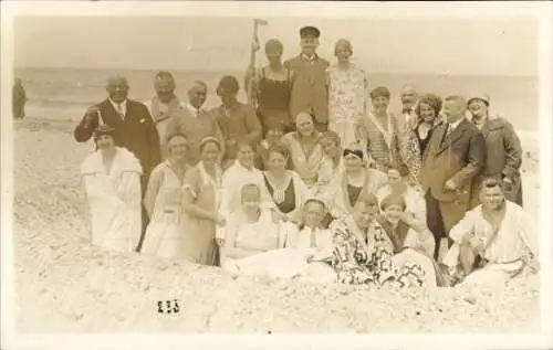 Foto Ak Gruppenbild der Menschen am Strand, Urlauber