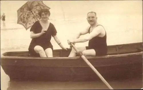 Foto Ak Ehepaar beim Rudern, Ruderboot, Frau mit Sonnenschirm