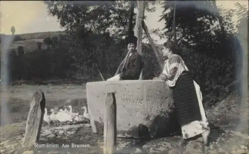 Ak Rumänien, Am Brunnen, Volkstrachten