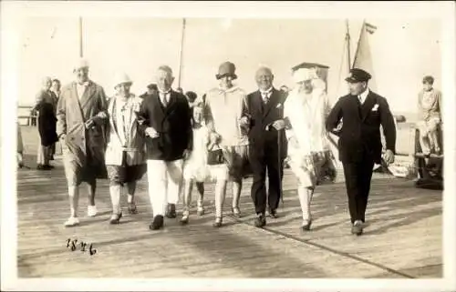 Foto Ak Gruppenbild der Menschen, Strand, Promenade, Urlauber