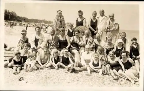 Foto Ak Menschen am Strand, Bademode, Urlauber, Gruppenbild