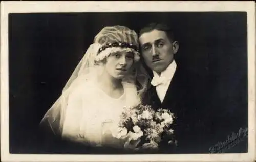 Foto Ak Brautpaar, Porträt, Blumenstrauß, Braut, Bräutigam