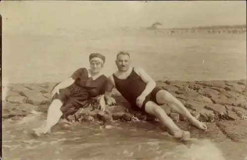 Foto Ak Ehepaar am Strand, Bademode, Badeanzug