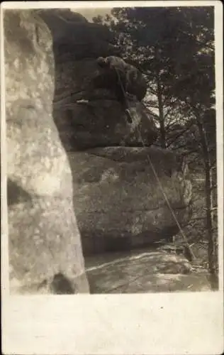 Foto Ak Mann beim Klettern, Berg, Seil