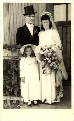 Foto Brautpaar, Braut mit Blumenstrauß, Mädchen, Mann mit Zylinder