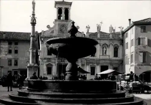 Ak Udine Friuli Venezia Giulia, Brunnen, Plaza Matteotti