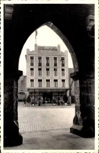 Ak Echternach Wallonien Luxemburg, Blick durch Tor auf das Hôtel de la Place