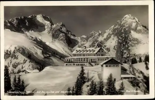 Ak Garmisch Partenkirchen, Kreuzeckhaus gegen Zugspitze und Waxenstein
