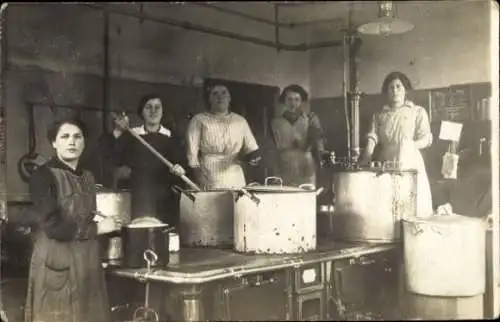 Foto Ak Frauen in einer Küche, Kochtöpfe, Köchinnen