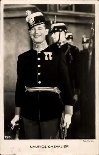 Ak Schauspieler Maurice Chevalier, Portrait, Hut, Uniform, Abzeichen