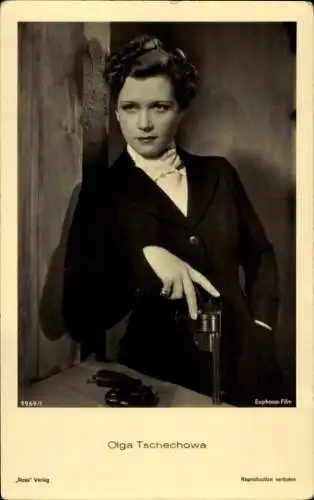 Ak Schauspielerin Olga Tschechowa, Portrait mit Revolver, Ross Verlag 9969 1