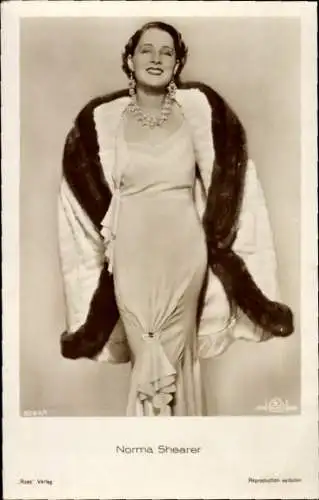 Ak Schauspielerin Norma Shearer, Portrait, Cape