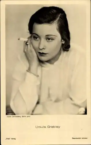 Ak Schauspielerin Ursula Grabley, Portrait, Zigraette