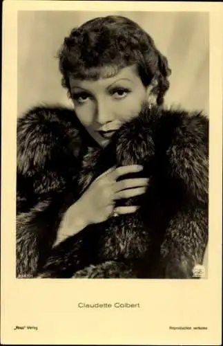 Ak Schauspielerin Claudette Colbert, Portrait, Pelzmantel