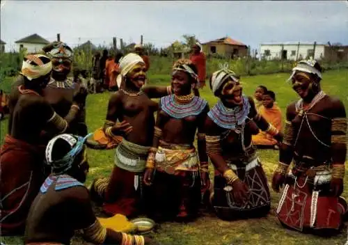 Ak Transkei, Afrikaner in traditioneller Tracht, barbusige Frauen