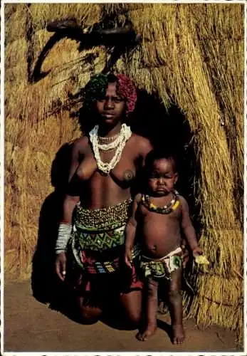 Ak Afrikanerin mit Kind im Eingang einer Strohhütte