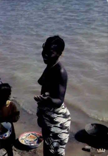 Ak Barbusige Afrikanerin am Ufer