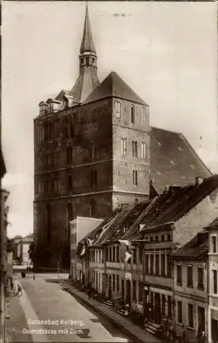 Ak Kołobrzeg Kolberg Pommern, Domstraße mit Ansicht vom Dom