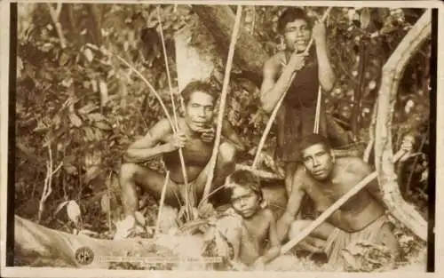 Foto Ak Brasilien, Indios, Männer mit Bögen