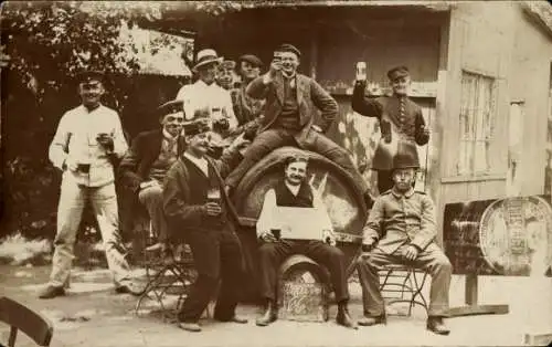 Foto Ak Lockstedt in Holstein, Lockstedter Lager, Deutsche Soldaten in Uniformen, Bierfass, 1912