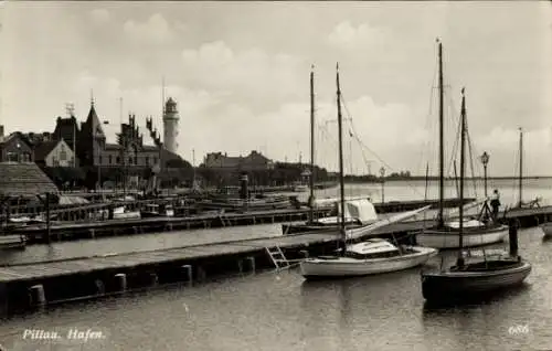 Ak Baltijsk Pillau Ostpreußen, Hafen, Leuchtturm, Segelboote