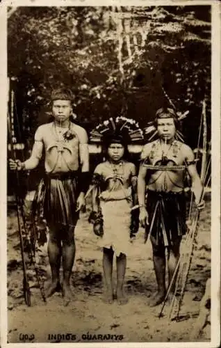 Foto Ak Südamerika, Indios Guaranys, Federschmuck, Bogen
