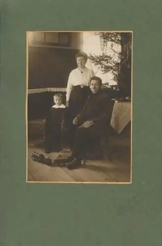 Foto Familienportrait, Spielzeugeisenbahn, Tannenbaum
