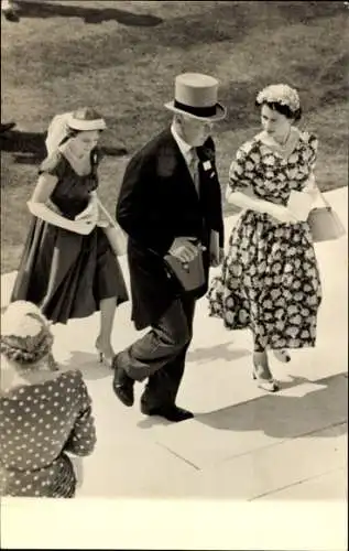 Foto Ak Queen Elizabeth 1955, Adel Großbritannien