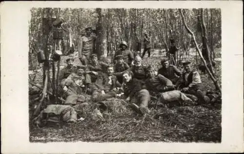Foto Ak Deutsche Soldaten in Uniformen im Wald, I WK