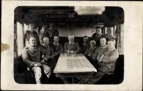 Foto Ak Deutsche Soldaten in Uniformen, Gruppenaufnahme an einem Tisch, I WK