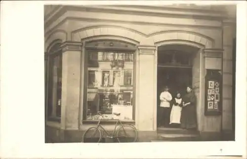 Foto Ak Hamburg Altona, Geschäft, Menschen am Eingang, Fahrrad