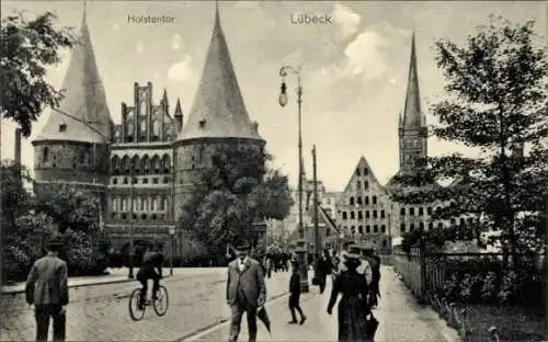 Ak Hansestadt Lübeck, Holstentor, Passanten