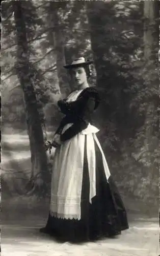 Foto Ak Frau in bayrischer Tracht, Standportrait