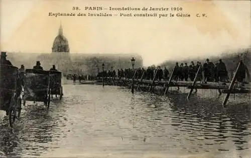 Ak Paris, Inondation 1910, Esplanade des Invalides, Pont construite par le Génie