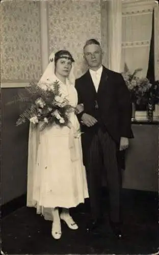 Foto Ak Brautpaar, Trauung, Braut mit Blumenstrauß, Bräutigam