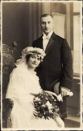 Foto Ak Brautpaar, Trauung, Braut mit Blumenstrauß, Bräutigam