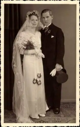 Foto Ak Brautpaar, Trauung, Braut mit Blumenstrauß, Bräutigam