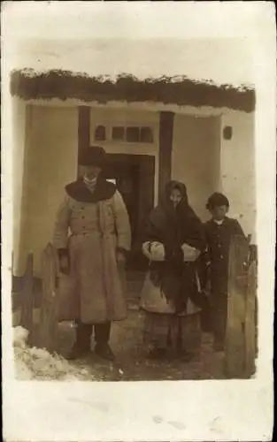 Foto Ak Rumänische Familie, Ehepaar, Sohn, Rumänische Tracht, Jahre 1916-1917