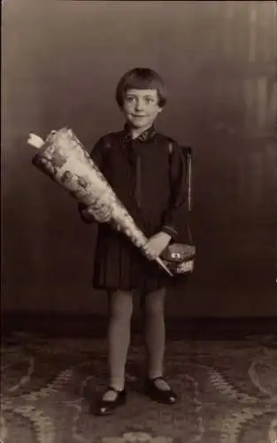 Foto Ak Einschulung, Kind mit Schultüte, Porträt