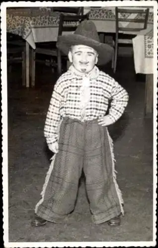 Foto Ak Junge in Cowboy-Kostüm, Portrait, Fastnacht 1949