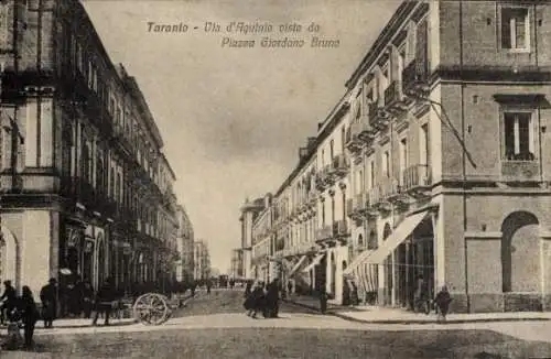 Ak Tarent Taranto Puglia, Via d'Aquino vista da Piazza Giordano Bruno