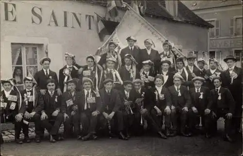 Ak Frankreich, Gruppenbild mit Männern, Fest, Trompete, Fahne