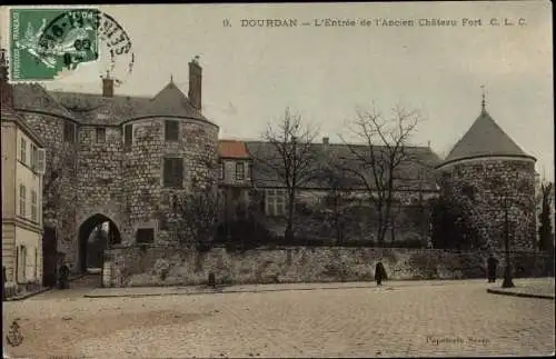 Ak Dourdan Essonne, Entrée de l´Ancien Château Fort