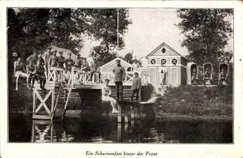 Ak Ein Schwimmfest hinter der Front, Deutsche Soldaten, Gruppenbild