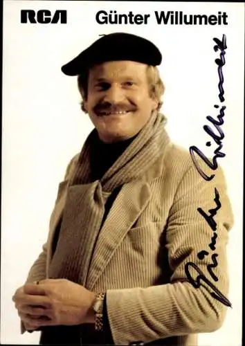 Ak Schauspieler Günter Willumeit, Portrait, Autogramm, RCA, Schal, Kappe