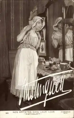 Ak Schauspielerin  Mistinguett vor dem Spiegel, Portrait