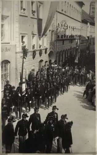 Foto Ak Oberndorf bei Salzburg Österreich, Fest, Marschierende Männer in Uniformen