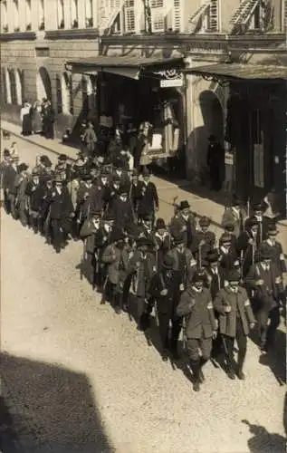 Foto Ak Oberndorf bei Salzburg Österreich, Fest, Marschierende Männer, Jäger