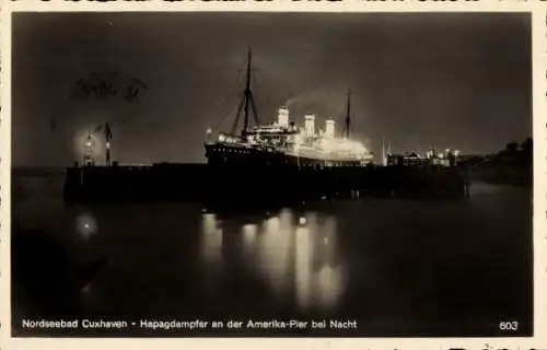 Ak Cuxhaven in Niedersachsen, Hapag Dampfer an der Amerika Pier bei Nacht