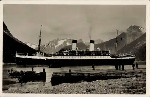Ak Norwegen, Dampfschiff MS Monte Olivia, HSDG, Im Fjord